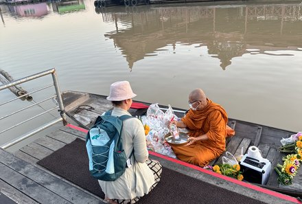 Thailand Familienreisen - Thailand Family & Teens - Nadja Albrecht macht ein Ritual am Fluss