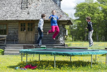 Familienreise - Estland mit Kinder -  Kinder auf Trampolin