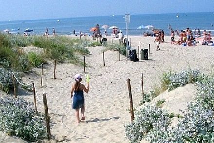 Familienreise - Toskana for family - Kind auf dem Weg zum Strand