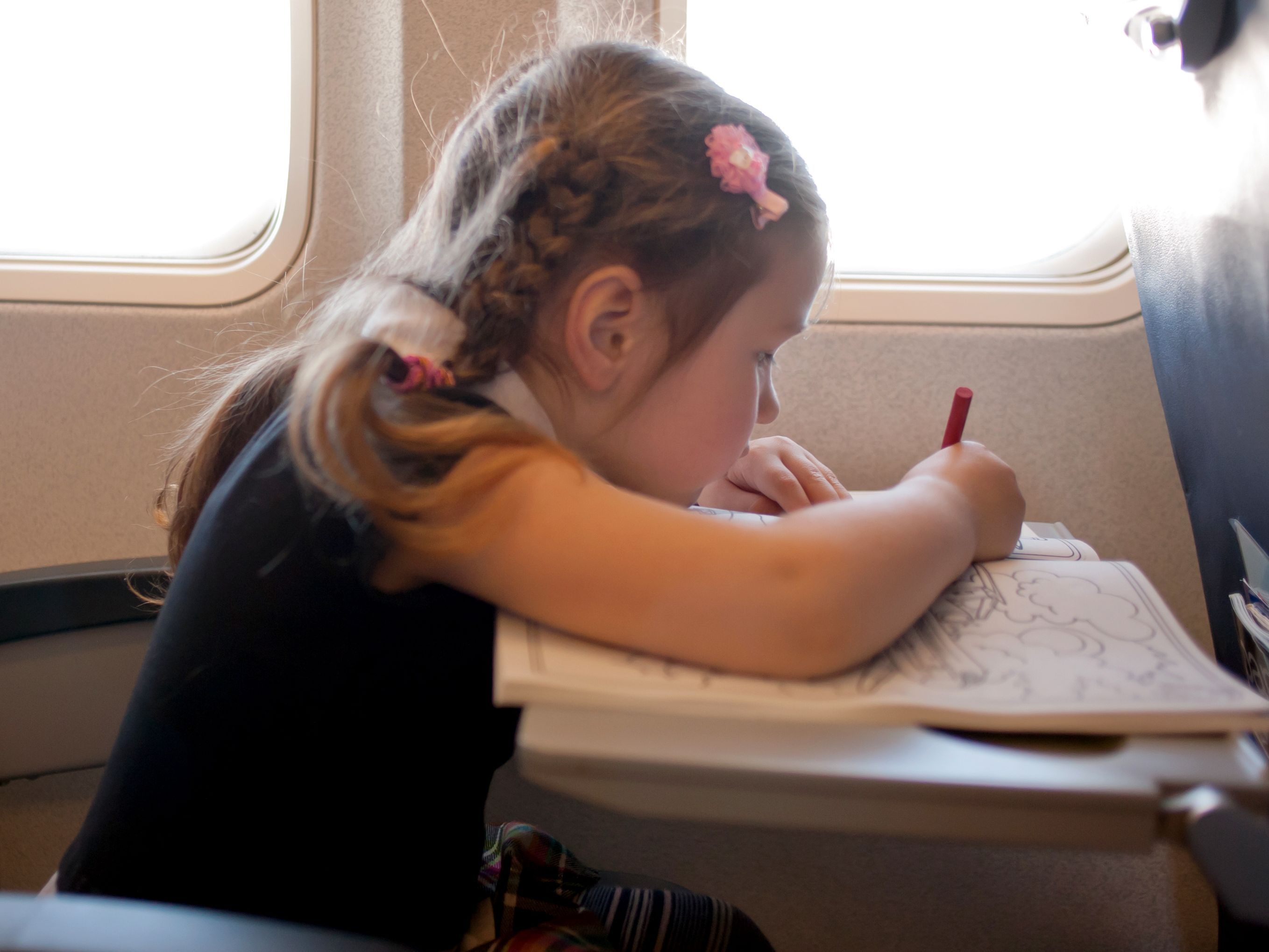 Fliegen mit Kindern Tipps - Unterhaltung an Bord darf nicht fehlen