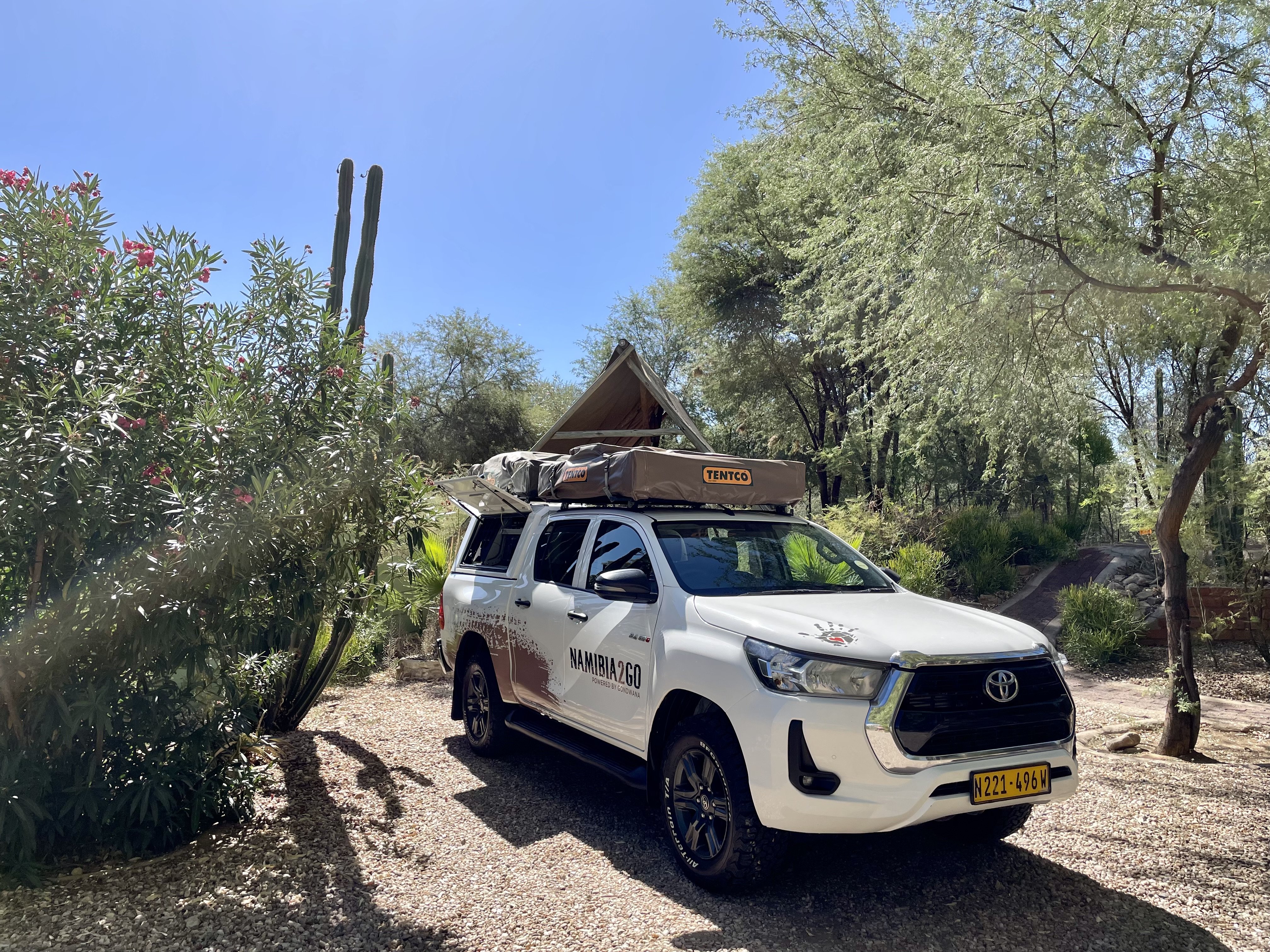 Namibia Selbstfahrerreise mit Kindern - Namibia Dachzelt Erfahrungen mit Kindern - Urban Camp Windhoek - Jeep auf Campsite