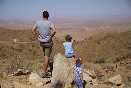 Namibia Familienreise - Namibia for family individuell - Kinder und Vater genießen den Ausblick