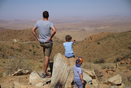 Fernreisen mit Kindern ab wann und wohin - Namibia Urlaub mit Kindern - Familie blickt auf Landschaft