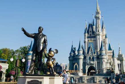 Florida Rundreise mit Kindern - Orlando - Disney World Statue mit Mickey Maus vor Schloss