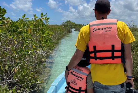 Mexiko mit Kindern - Mexiko Urlaub mit Kindern - Familie beim Floating auf dem Fluss