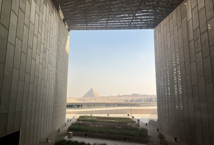 Familienreise Ägypten - Ägypten for family - Grand Egyptian Museum - Blick auf die Pyramiden