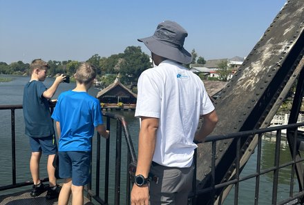 Thailand Familienreisen - Thailand Family & Teens - Kinder und Guide auf der Brücke am Kwai