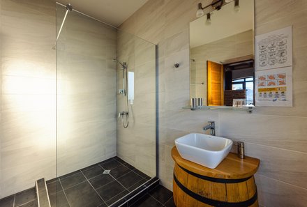 Georgien Familienreise individuell - Schuchmann Wines Hotel - Badezimmer