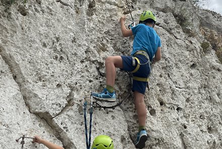 Malta Familienreise - Malta for family - Klettersteig Via Ferrata - Kinder klettern Felswand hoch