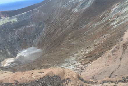 Sizilien Familienreise - Blick in den Krater Vulcano