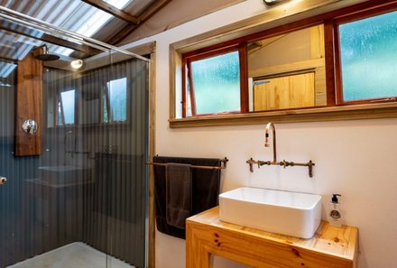 Garden Route Familienreise - Addo Nationalpark - AfriCamps Badezimmer mit Dusche