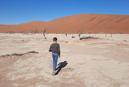 Namibia Familienurlaub - Namibia Family & Teens - Junge bei den Dünen von Sossusvlei