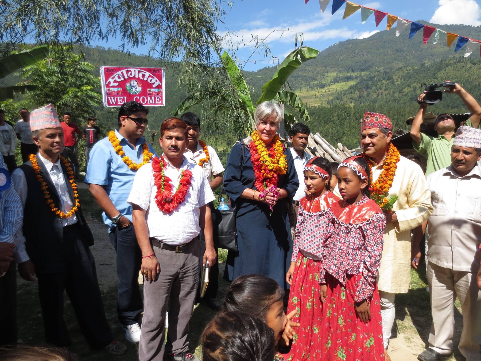 Nepal mit Kindern - Zahlreiche Gäste bei der Eröffnungsfeier