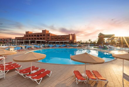 Familienreise Marokko - Marokko for family Deluxe - Hotel Aqua Fun Marrakesch - Poolanlage bei Sonnenuntergang