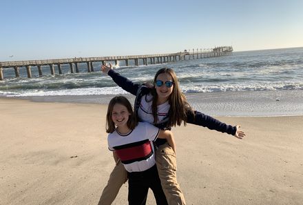 Namibia mit Jugendlichen - Swakopmund - Mädchen am Strand