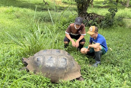 Familienreise Galapagos und Ecuador - Galapagos Family & Teens - Kinder mit Schildkröte auf Galapagos
