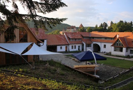 Osteuropa Familienurlaub - außergewöhnliche Unterkünfte von For Family Reisen - Blick auf die Pension Sorgenfrei in Alma Vii