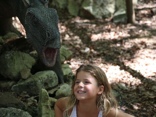Georgien Familienurlaub - Kind mit Dino in Sataplia