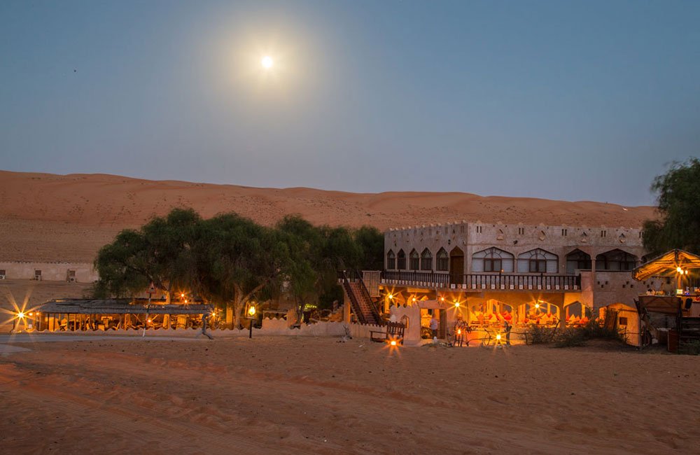 Oman mit Kindern - Oman Urlaub mit Kindern - Blick auf 1000 Nights Camp in der Wüste