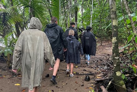 Costa Rica Familienreise - Costa Rica Family & Teens individuell - Corcovado Nationalpark - Wanderung mit Regenmantel