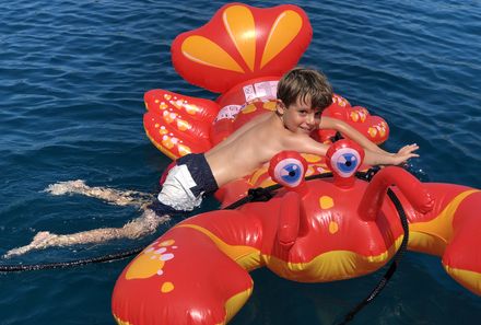 Deutschland Segelreise - Deutschland for family - Kind im Wasser - Krabbe