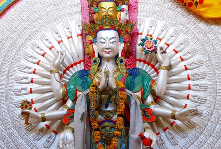 Ladakh mit Teenagern - Summor Kloster Avaloketeswora statue