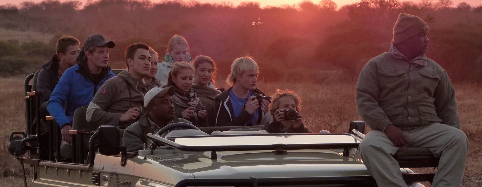 Südafrika Familienreise - Teenager im Jeep