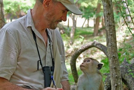 Sri Lanka Sommerurlaub mit Kindern - Biologe mit Affe