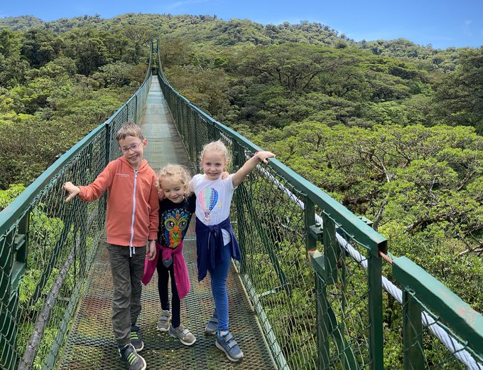 Costa Rica for family Junior - Costa Rica mit Kindern - Kleinkinder auf der Hängebrücke