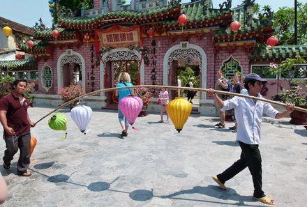 Vietnam & Kambodscha Familienreise - Vietnam-Kambodscha Family & Teens - Männer tragen Laternen