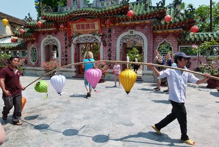 Vietnam & Kambodscha Familienreise - Männer tragen Laternen