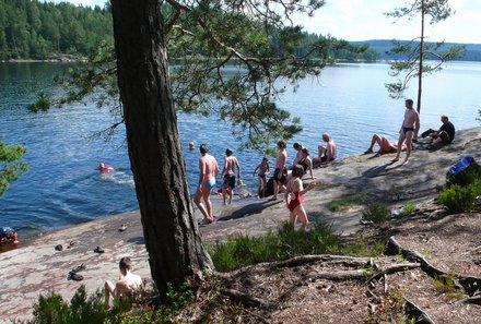 Familienreisen Schweden - Schweden for family im Kanu - Gruppe Badepause