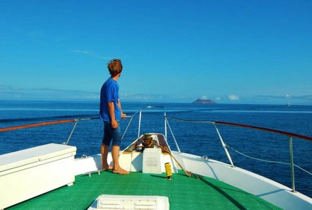 Galapagos for family - Galapagos Familienreise - Junge auf dem Boot