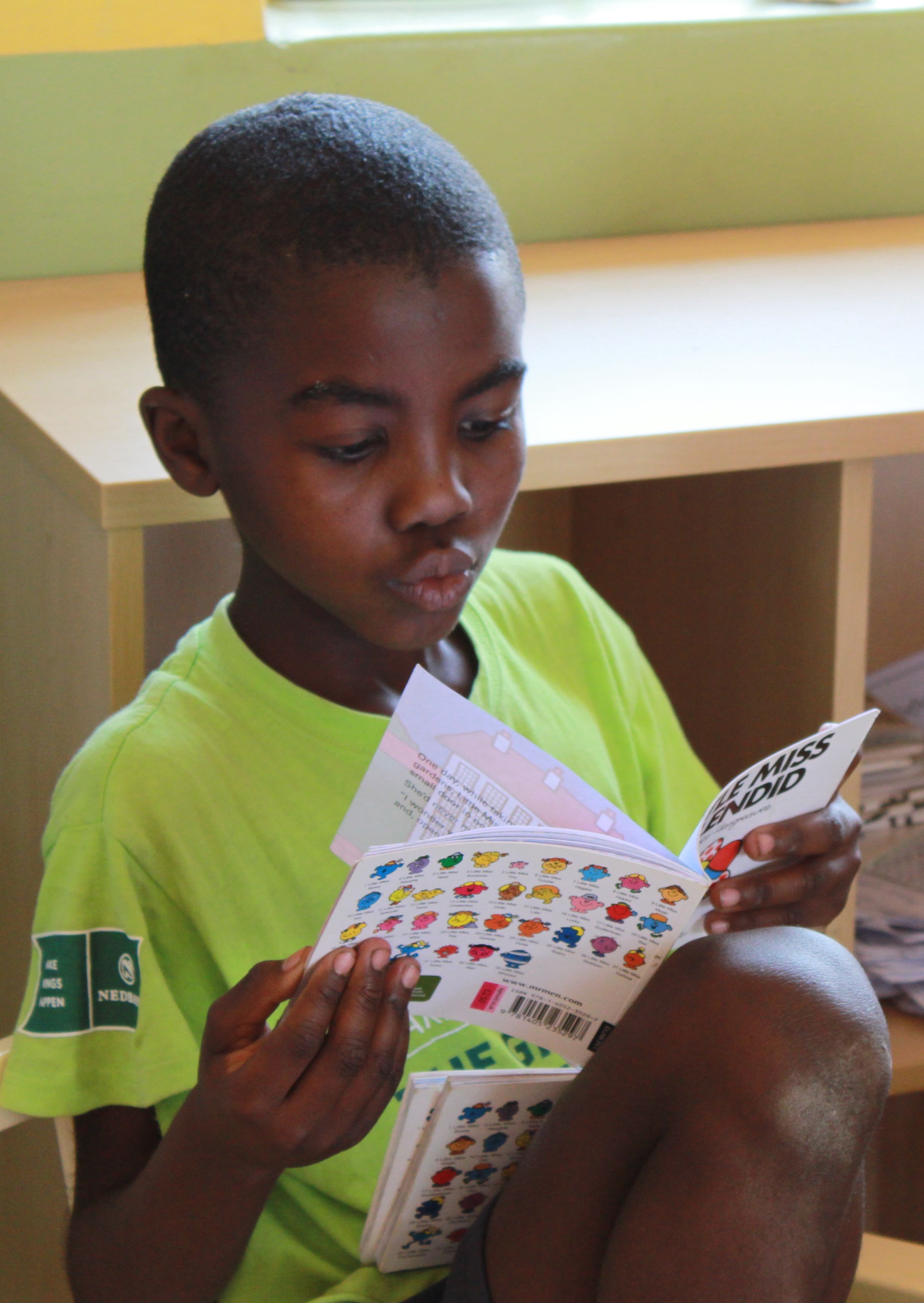 Namibia mit Kindern  - Mammadù - Junge liest