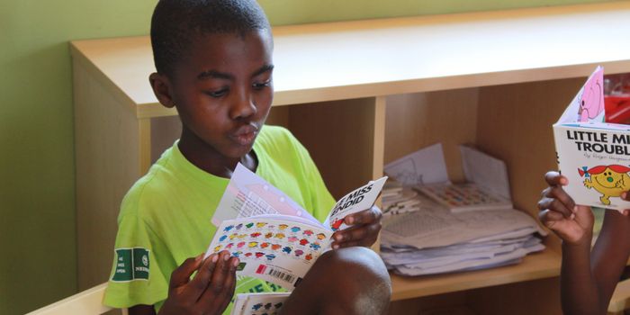 Namibia mit Kindern  - Hilfsprojekt Mammadù  - Kind liest