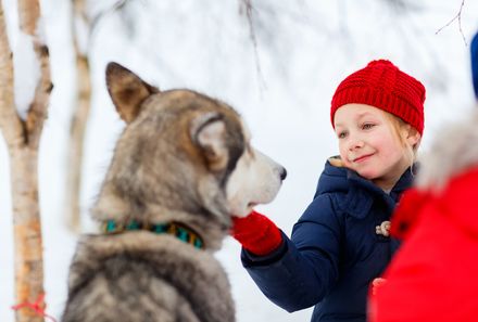 Finnland Familienurlaub - Finnland Winter for family - Mädchen streichelt Husky