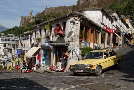 Albanien Familienreise - Albanien for family - Gjirokaster gelbes Auto