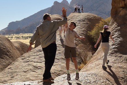 Namibia Familienurlaub - Namibia Family & Teens - Junge mit Guide an der Spitzkoppe
