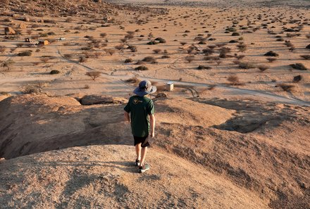 Namibia Familienurlaub - Namibia Family & Teens - Teen überblickt Landschaft bei Spitzkoppe