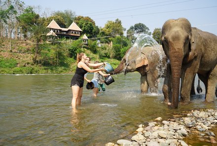Laos und Vietnam Familienreise - Laos und Vietnam Reise mit Kindern - Teenager spielen mit Elefanten