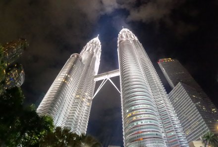 Familienreise Malaysia - Malaysia & Borneo Family & Teens - Petronas Twin Towers in Kuala Lumpur bei Nacht