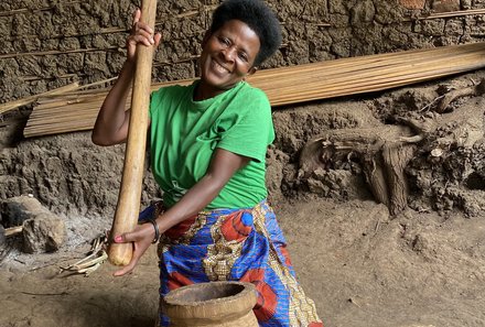 Uganda Familienreise - Uganda Family & Teens - Einheimische Frau beim arbeiten 