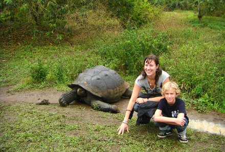 Galápagos mit Kindern - Beste Reisezeit und die Besonderheiten von Galapagos - Kinder mit Riesenschildkröte