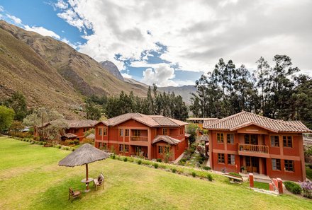 Peru Family & Teens - Familienreise Peru mit Teens - Hotel Pakaritampu Ollantaytambo - Anlage mit Blick auf die Berge 