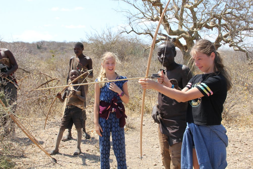 Urlaub mit Jugendlichen - Urlaub mit pubertierenden Kindern - Reiseziele für Jugendliche - Tansania Bogenschießen mit Hadzabe