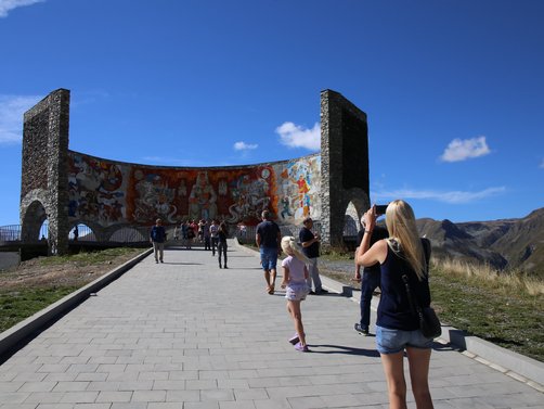 Georgien Familienurlaub - Urlaub mit Kindern in Georgien - Denkmal Georgisch-Sowjetische-Freundschaft