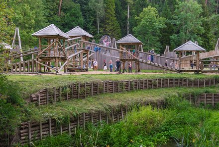 Baltikum for family - Naturpark Tervete - Sicht von Außen auf die Häuser