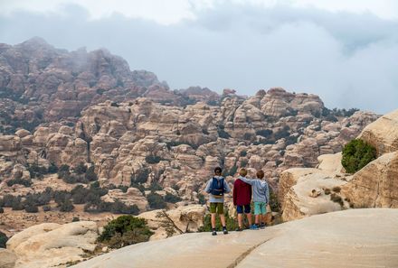 Jordanien Rundreise mit Kindern - Dana - drei Jungen beobachten die Berglandschaft
