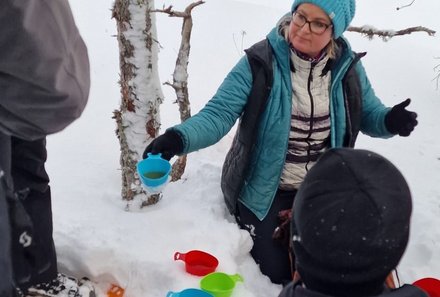 Familienreise Estland - Estland for family Winter - Frau verteilt Tee