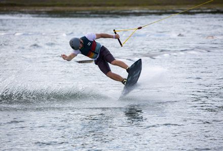 Florida Familienreise - Florida for family - Orlando Wasserpark - Mann beim Wakeboard fahren